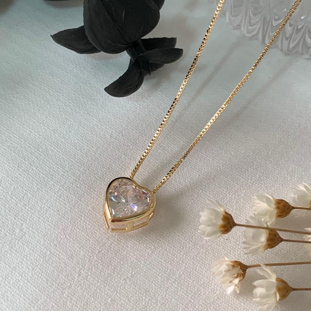 Colar Gargantilha Coração Ponto de Luz Folheado a Ouro 18k